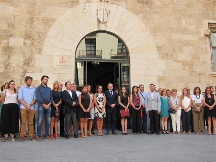 Concentració en repulsa pels atemptats davant la Generalitat valenciana