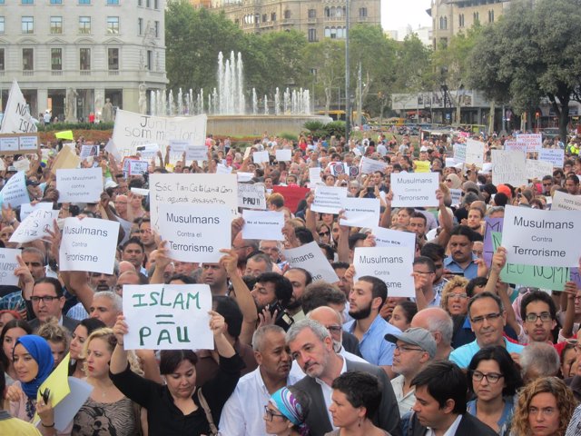 Concentración de la comunidad musulmana en Barcelona contra el terrorismo