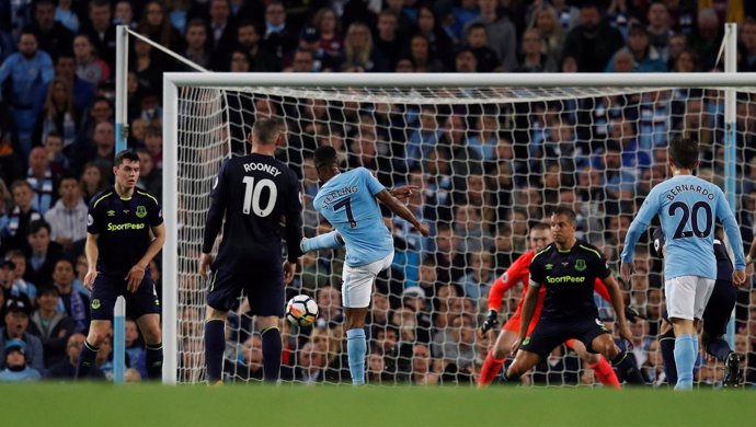 Sterling marca el gol del empate en el Manchester City-Everton 