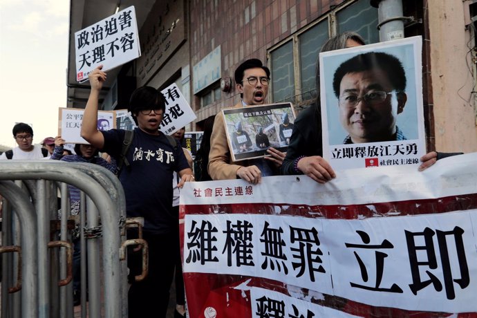 Un grupo pro-democracia se manifiseta a favor de  Jiang Tianyong.
