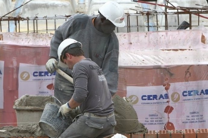 Unos trabajadores extranjeros en la obra