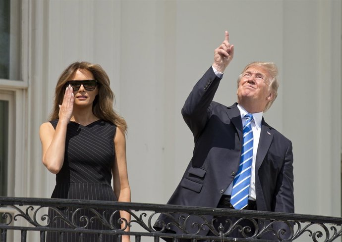 Donald Trump desfaía al eclipse solar