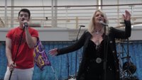 VÍDEO: Bonnie Tyler (con Joe Jonas) canta Total eclipse of the heart a bordo de un crucero durante el eclipse solar