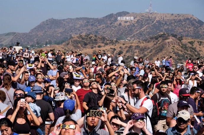 (170821) -- LOS ANGELES, Aug. 21, 2017 (Xinhua) -- People Attend A Solar Eclipse