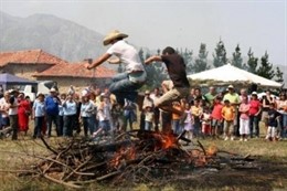 Saltos a la hoguera en la fiesta de San Tirso