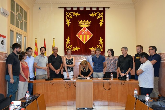 El equipo de gobierno de Rubí y los concejales del pleno firmando en el libro de