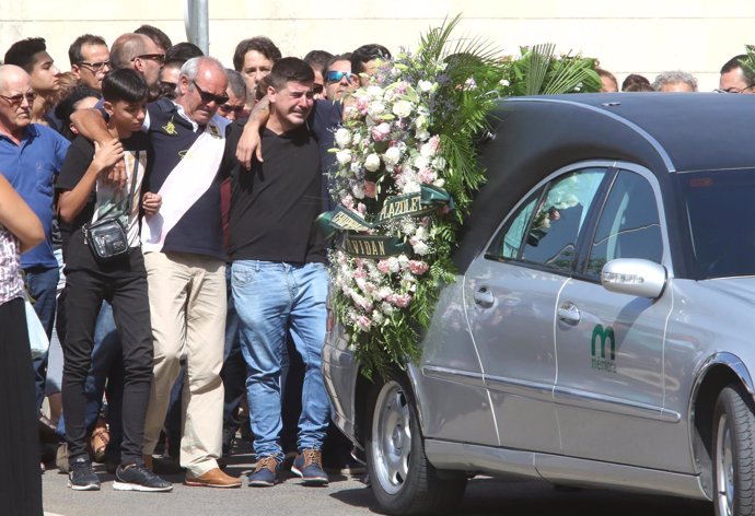 Familiares y amigos siguen al coche fúnebre con los restos de Rocío Cortés
