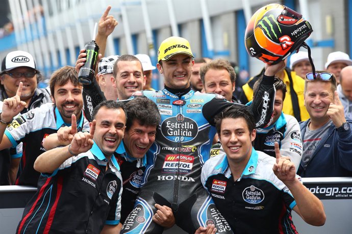 Arón Canet celebra con su equipo su victoria en Assen