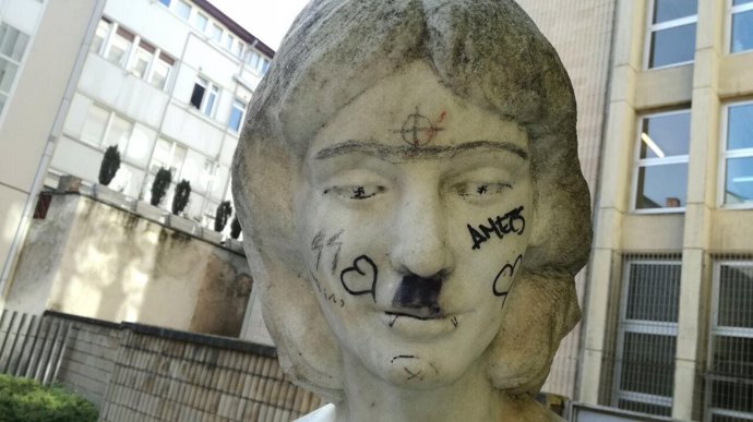 Pintadas fascistas en una estatua de Vitoria