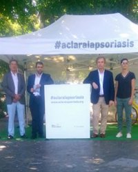 La campaña 'Aclara Psoriasis' llega a Plaza España para sensibilizar sobre el impacto social de la enfermedad