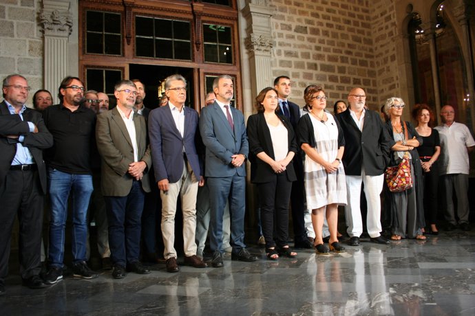  Ada Colau, Jaume Collboni, Agustí Colom i Montserrat Ballarin al costat dels ag