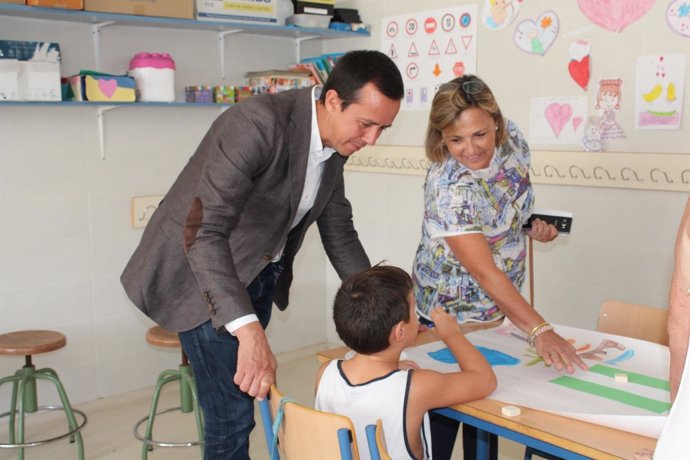 El delegado de Salud visita una escuela de verano de Almería