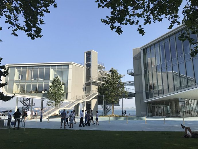 Propuesta para dar el nombre de Emilio Botín a la plaza que rodea el centro 