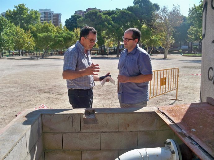 Alberto Cubero y el encargado de las obras en el Parque Tío Jorge este martes