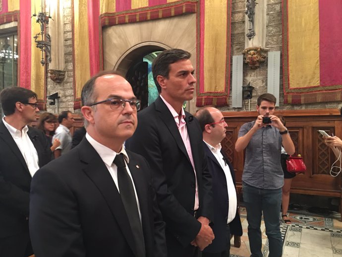 El conseller J. Turull y Pedro Sánchez (PSOE) en el acto de condena del atentado