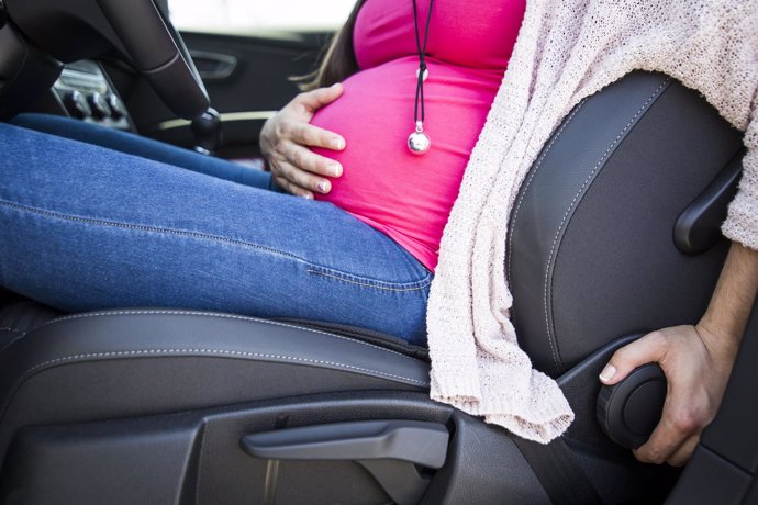 Mujer embarazada conduciendo