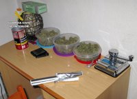 La Guardia Civil desmantela un punto de venta de drogas en Águilas que presuntamente atendía a menores