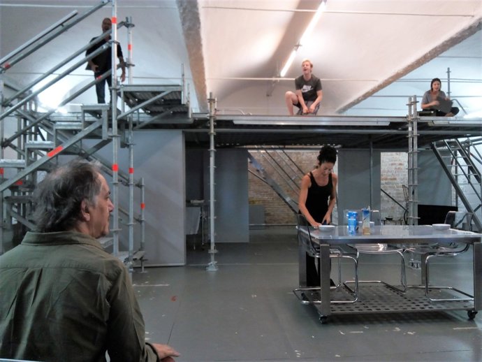 El director Luis Romero observa un ensayo de la obra 'Casi normales'