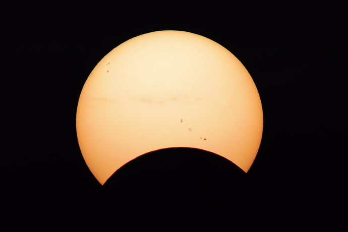 Eclipse solar parcial visto el 21 de agosto desde Canarias