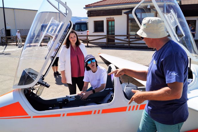 La directora del IAM en el aeródromo de Santa Cilia