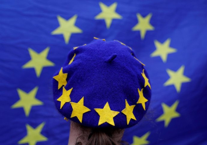 Manifestante con la bandera de la UE