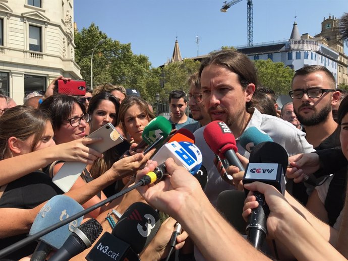 El líder de Podemos, Pablo Iglesias, atiende a los medios en Barcelona