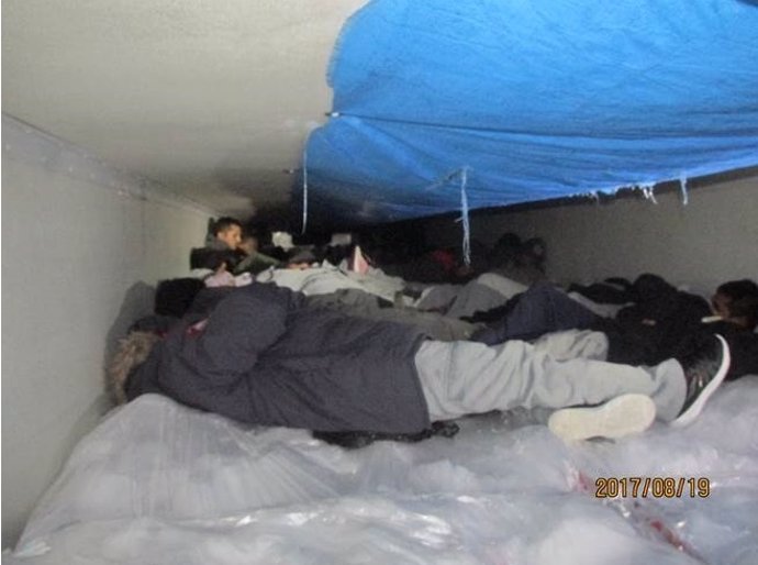 Inmigrantes hacinados en un camión frigorífico