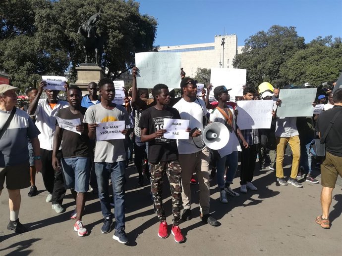 Manifestantes 'manteros' en plaza Catalunya