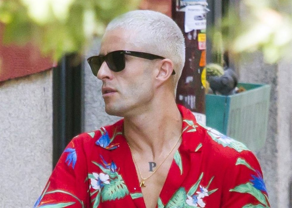 Pelayo Díaz arriesga con el color de moda de la temporada, el rubio platino