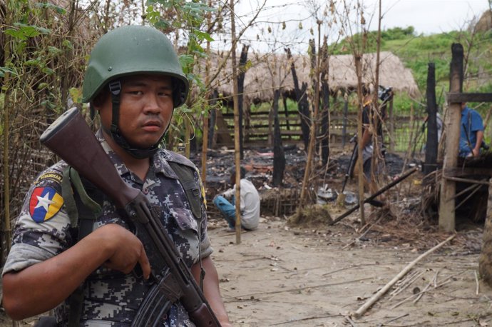 Soldado birmano en un pueblo de Rajine