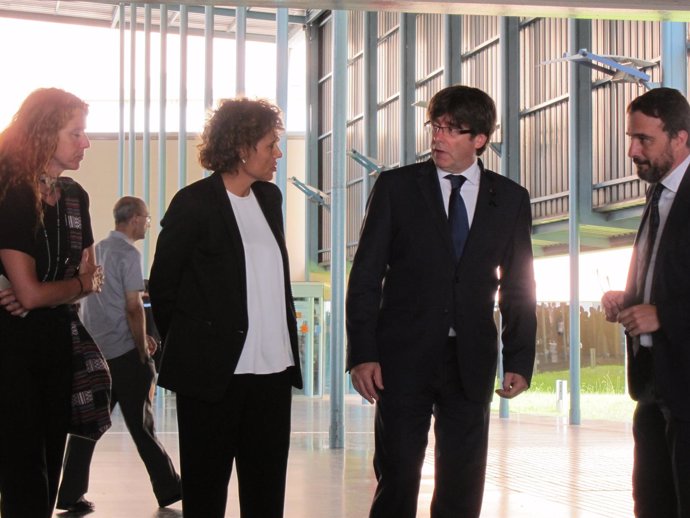Carles Puigdemont y Dolors Montserrat visitan a los heridos del atentado