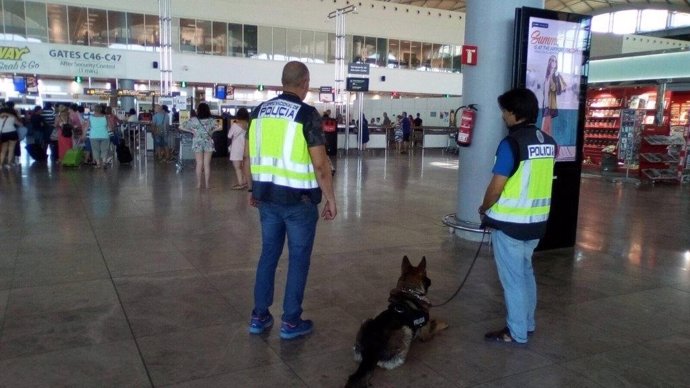 Policía en el aeropuerto de El Altet