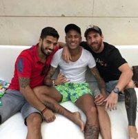 El trío iberoamericano de estrellas del fútbol europeo vuelve a reunirse en Barcelona