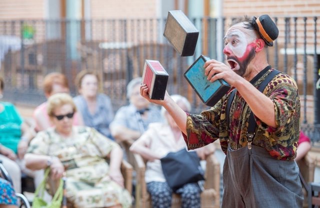 Un payaso en un momento de su espectáculo