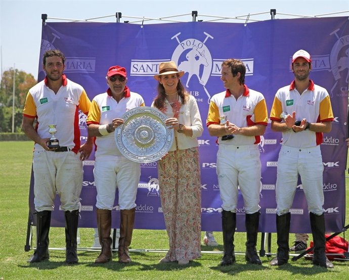 La Infanta Elena en una entrega de premios en Santa María Polo Club