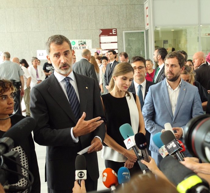 El rey Felipe VI y la reina Letizia, en el Hospital de Sant Pau