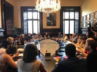 Forn pide comparecer el viernes en el Parlament y la oposición prefiere la semana siguiente