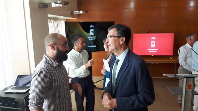 El alcalde de Murcia, a la derecha, tras su comparecencia