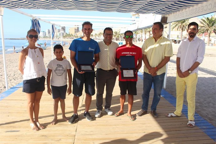 El Campello reconoce a dos socorristas