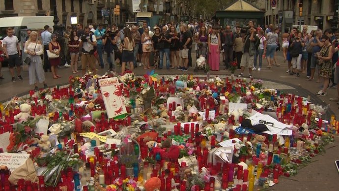 Continuen els homenatges víctimes en La Rambla 