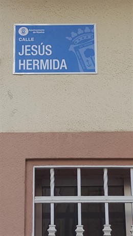 Calle dedicada a Jesús Hermida. 