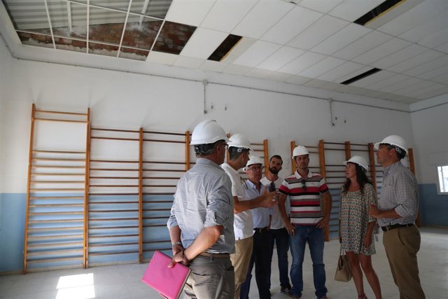 El delegado visita los dos colegios en que se actuará por amianto en Rota