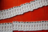 La Policía filipina realiza test de drogas puerta por puerta en un barrio pobre de Manila