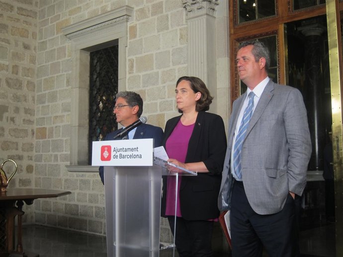 A. Colau, J. Forn y E. Millo en la junta local de seguridad.