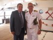 El embajador junto al capitán de navío Fernando Ma