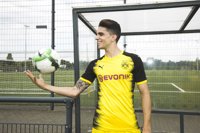 Marc Bartra presenta la camiseta del Borussia Dortmund para la Liga de Campeones