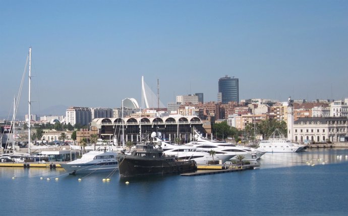 Marina de València con el edificio de la estación marítima al fondo             