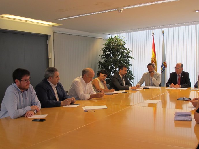 Jesús Vázquez Almuíña se reúne con representantes municipales de O Salnés  