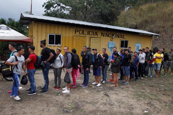 Migrantes hacen cola en la frontera entre Honduras y Guatemala