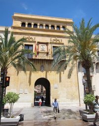 Un vecino de Elche devuelve a la Policía un maletín con 6.500 euros y dos pagarés de 600 que se había encontrado